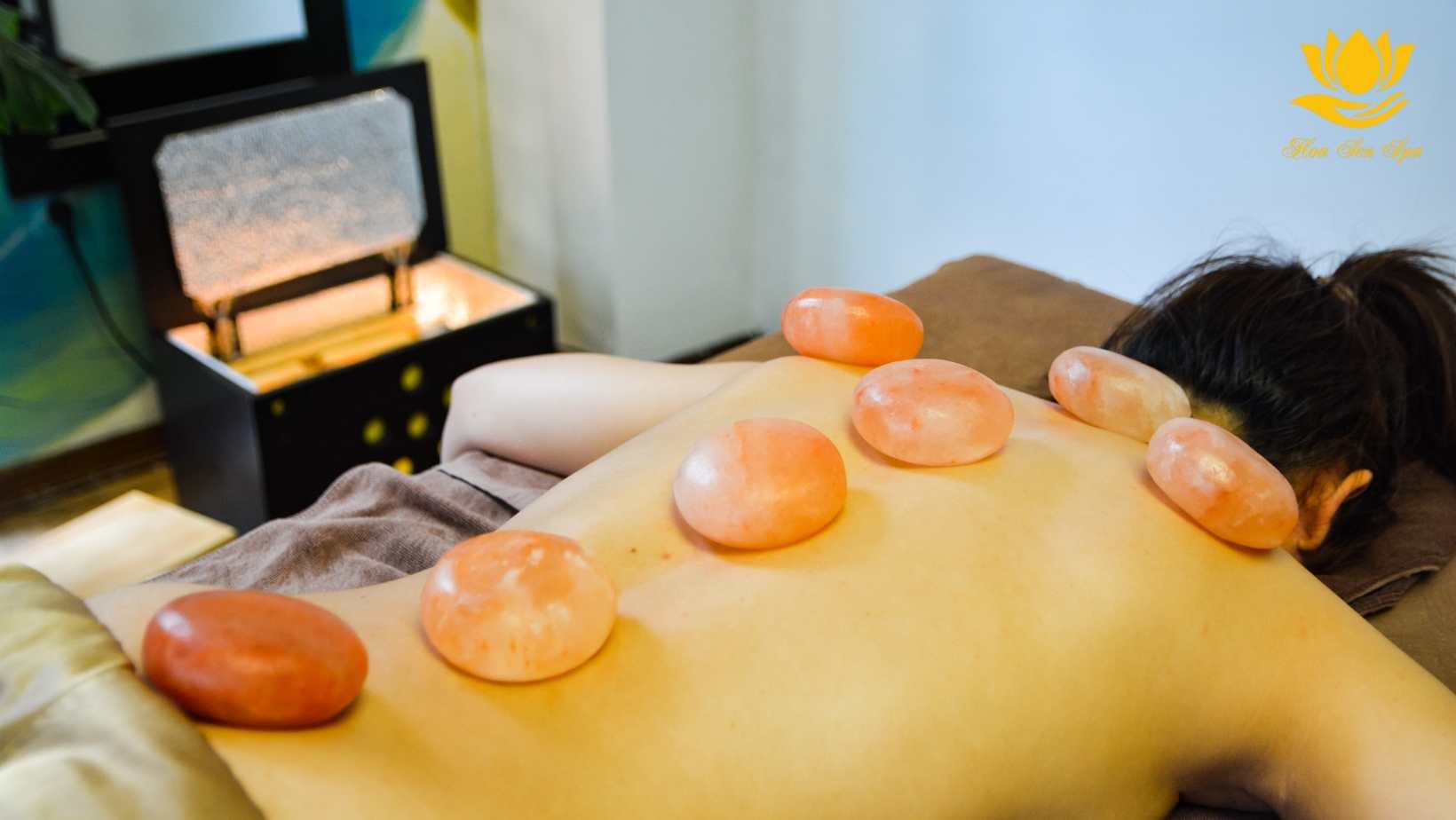 MASSAGE ĐÁ MUỐI HIMALAYA - LIỆU PHÁP XOA DỊU CƠ THỂ HIỆU QUẢ